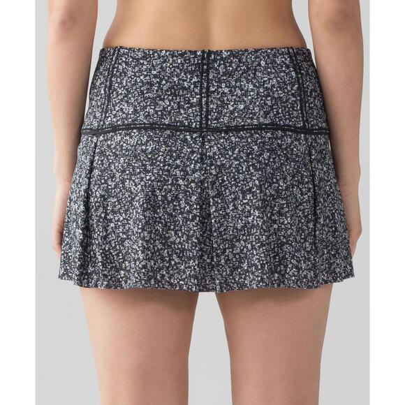 EUC Lululemon Lost In Pace Skirt 13" Pleated Black and White Skirt Size - 2 - Picture 1 of 8